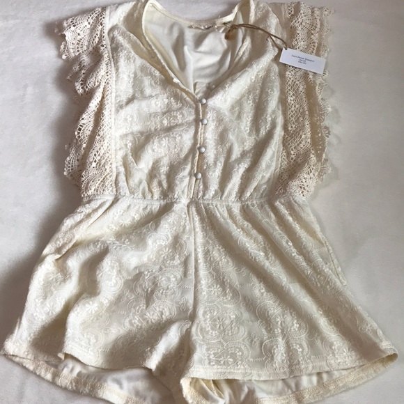 NWT Blu Pepper Lace Shorts Romper. Size Small - Picture 1 of 4